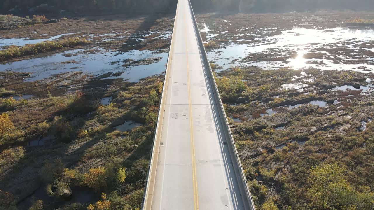 vista inclinada hacia arriba del puente de madera normando en la ruta 372 de pensilvania sobre el río susquehanna