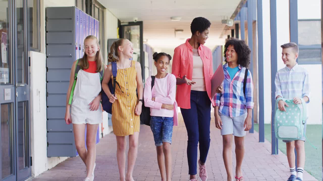 학교 에서  ⁇ 고 있는 다양한 여성 교사 와 행복 한 학교 학생 들 의 초상화