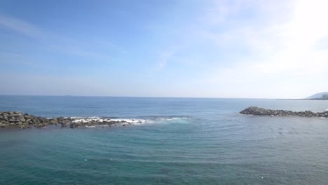 Vista-De-Tiro-De-Drone-De-La-Costa-Del-Rompeolas-En-El-Mar-Caribe-En-Calma