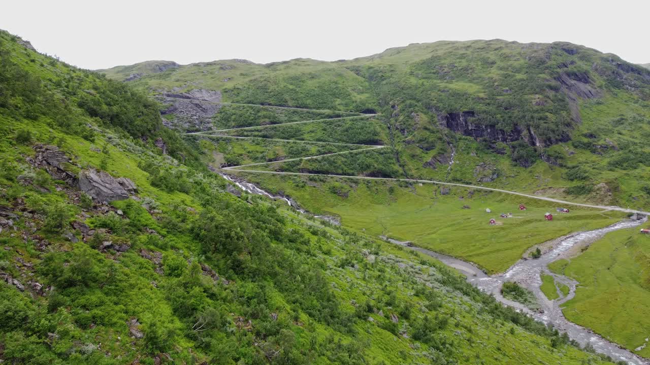 espectaculares caminos sinuosos excavados en la ladera y que conducen