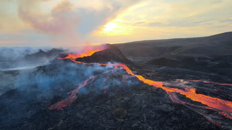 erupción volcánica al atardecer
