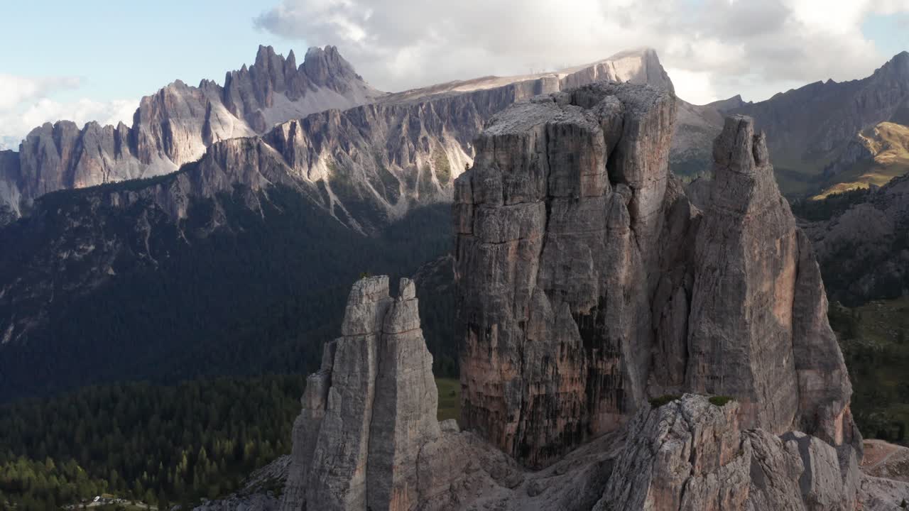 icónicos chapiteles de montaña de cinque torri, dolomitas orientales, italia