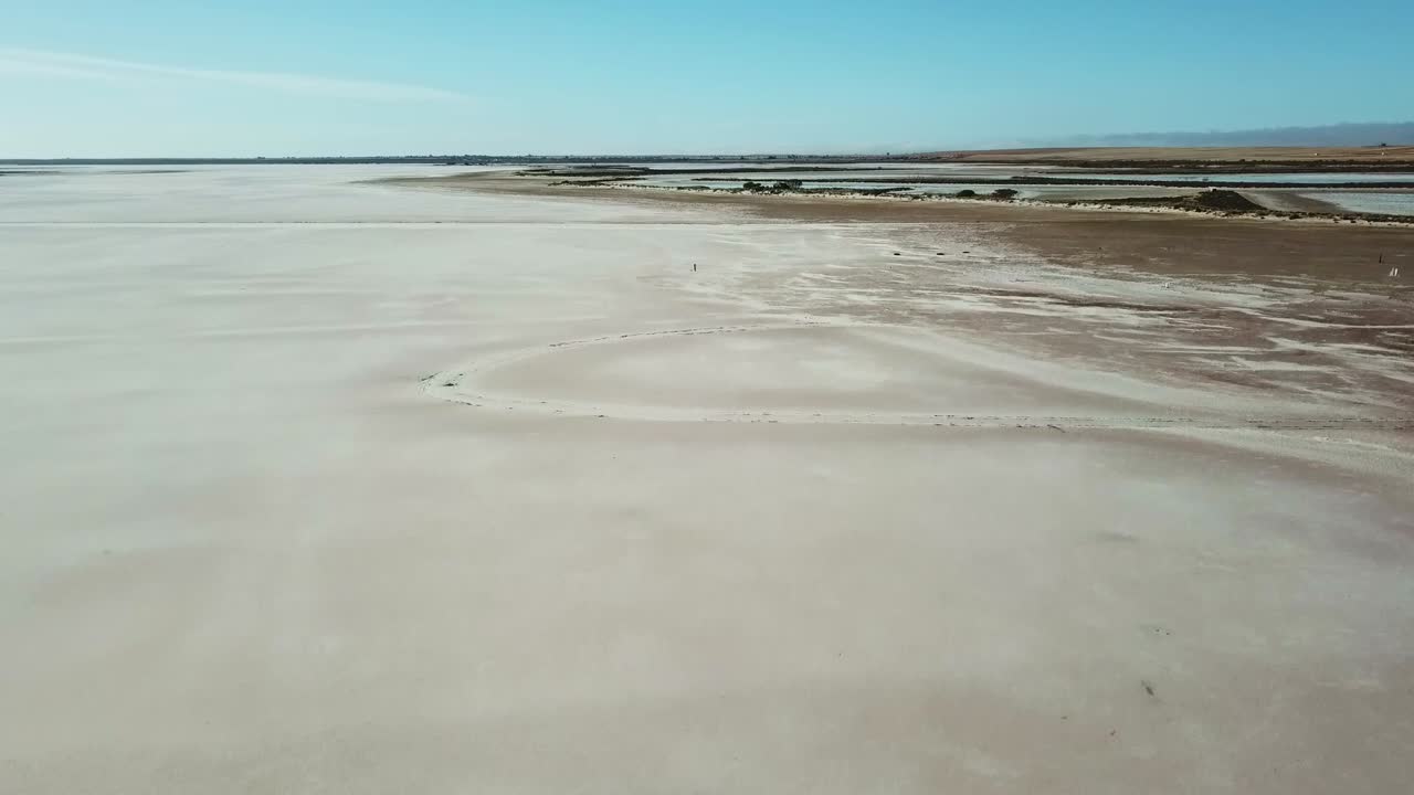 crecientes imágenes de drones de accidentes geográficos cerca del borde del lago tyrell, en el noroeste de victoria, mayo de 2021