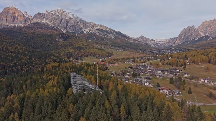 Vista drone del cantiere della gru per il trampolino da sci nelle Dolomiti a Cortina d'Ampezzo
