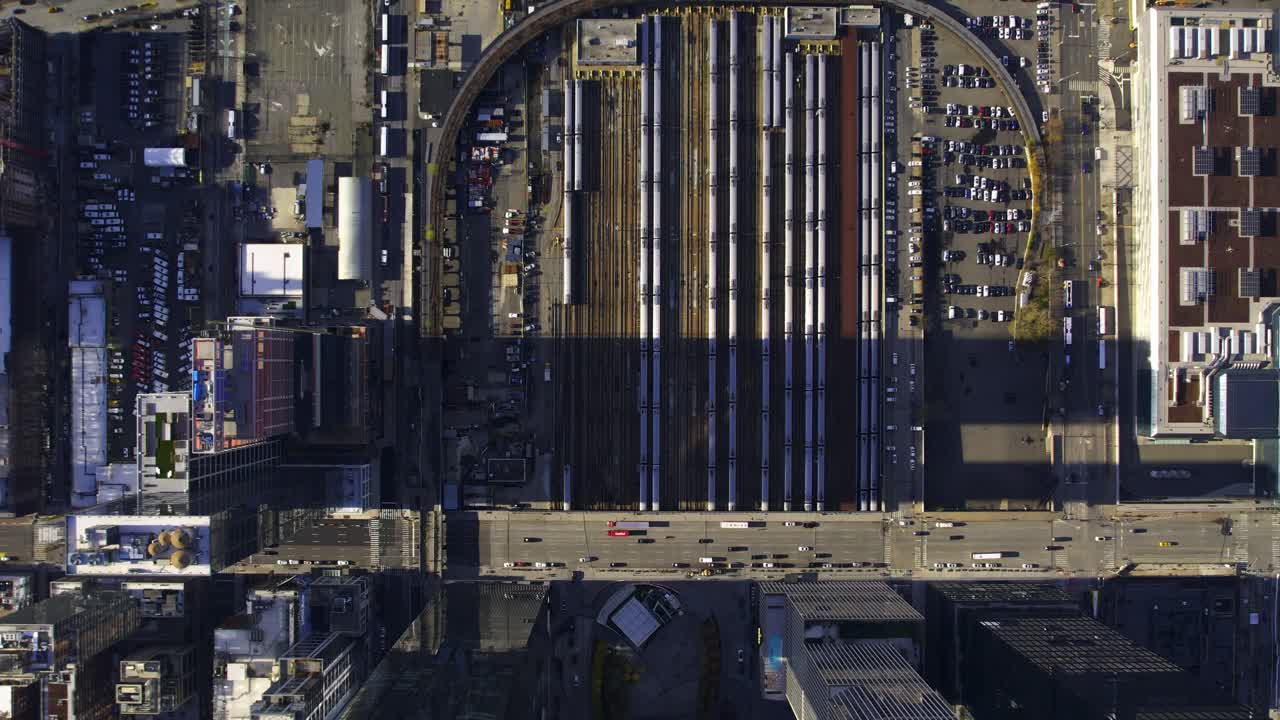 Luftfoto over tog ved West Side Yard i Hudson Yards, efterår i NYC, USA – oppefra, droneoptagelse