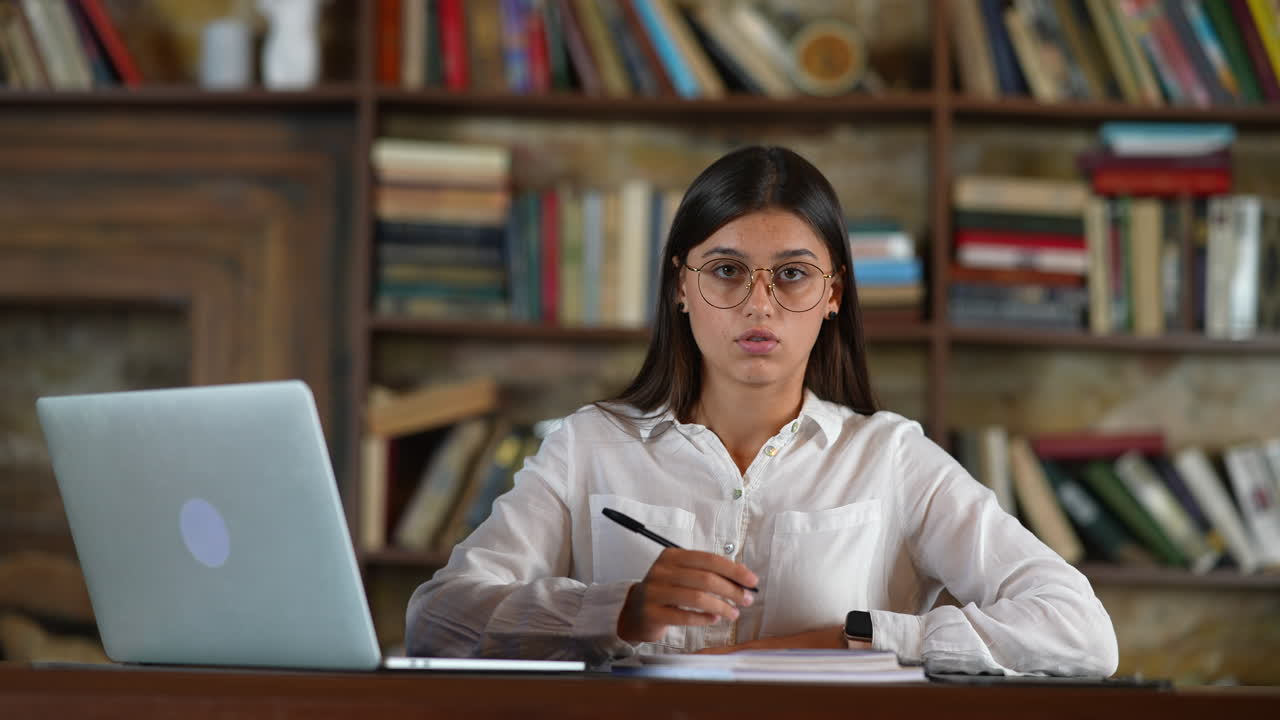 mujer joven estudiando en la biblioteca