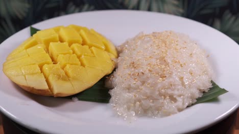 authentique dessert thaïlandais au riz gluant en gros plan tournant sur une assiette