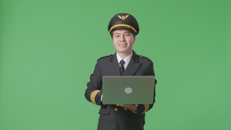 노트북을 가진 조종사