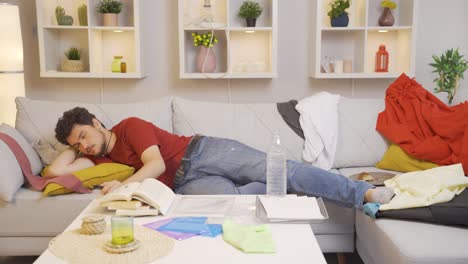 el hombre perezoso se duerme mientras hace el trabajo.