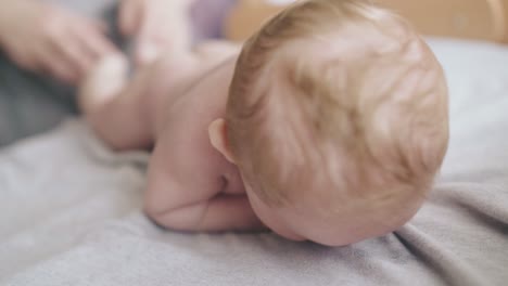 las manos de la enfermera profesional practican el masaje de espalda hipertono