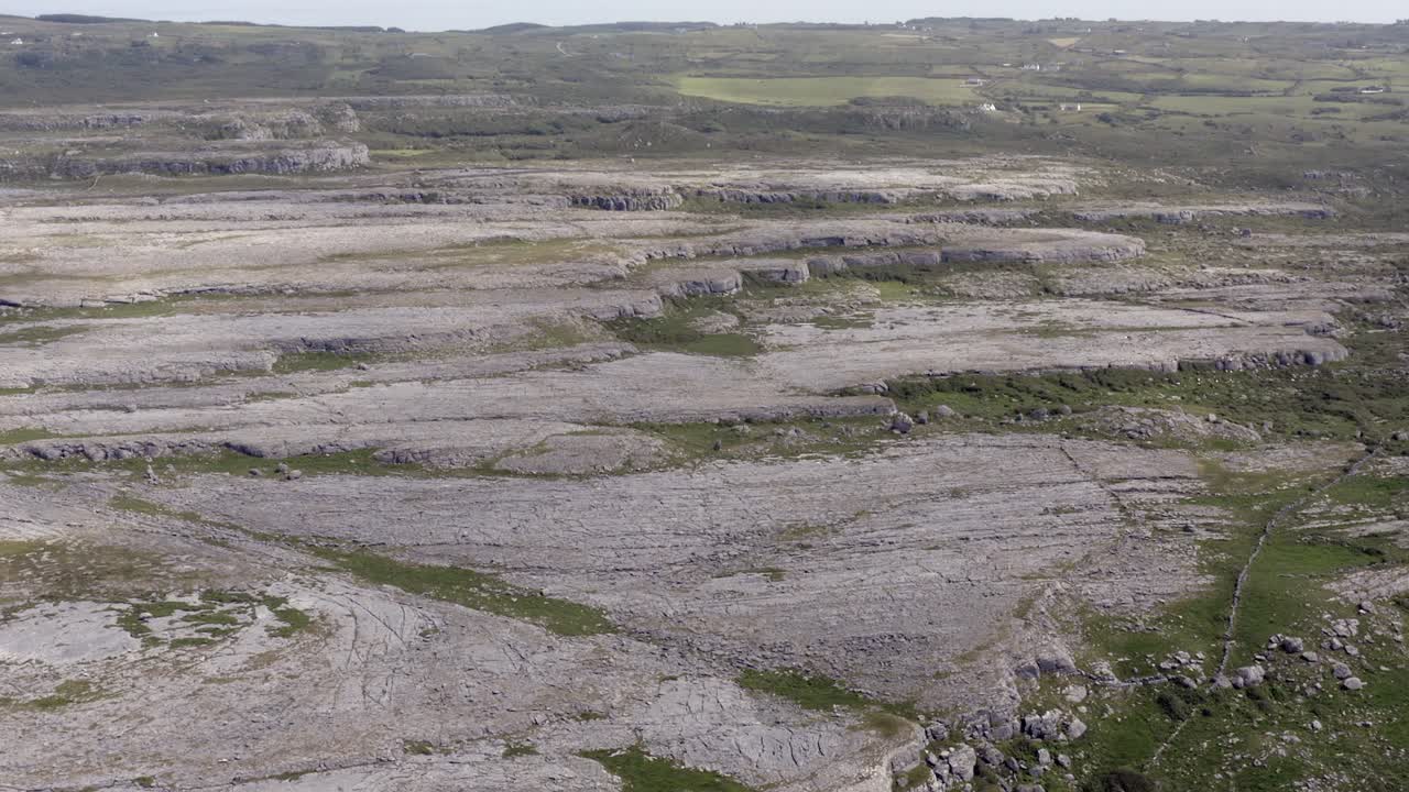 vista aérea del escarpado y estéril karst destrozado del burren en irlanda