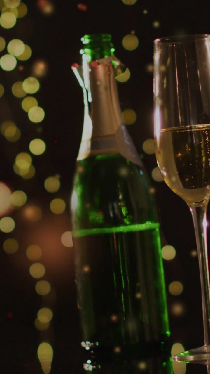 Bottiglia di champagne verde appoggiata sul bancone, con la capsula strappata che crea coriandoli e un effetto bokeh scintillante per eventi