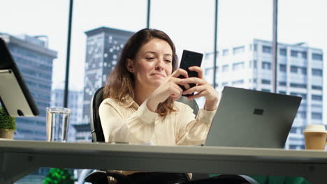 director de negocios enviando mensajes de texto y discutiendo sobre el rendimiento de la empresa