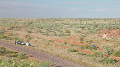 Schnelles-Trophäen-Truck-Rennen-Auf-Unbefestigter-Strecke-Beim-Finke-Wüstenrennen,-Ländliches-Australien,-4K-Drohnenzeitlupe