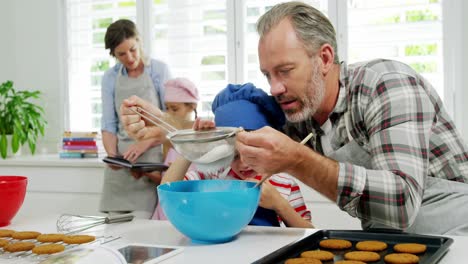 Vater-Hilft-Dem-Jungen,-Mehl-Mit-Einem-Sieb-Zu-Filtern