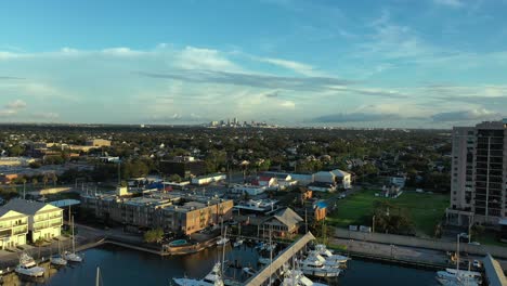 Vista-Aérea-Del-Extremo-Oeste-De-Nueva-Orleans-Al-Atardecer