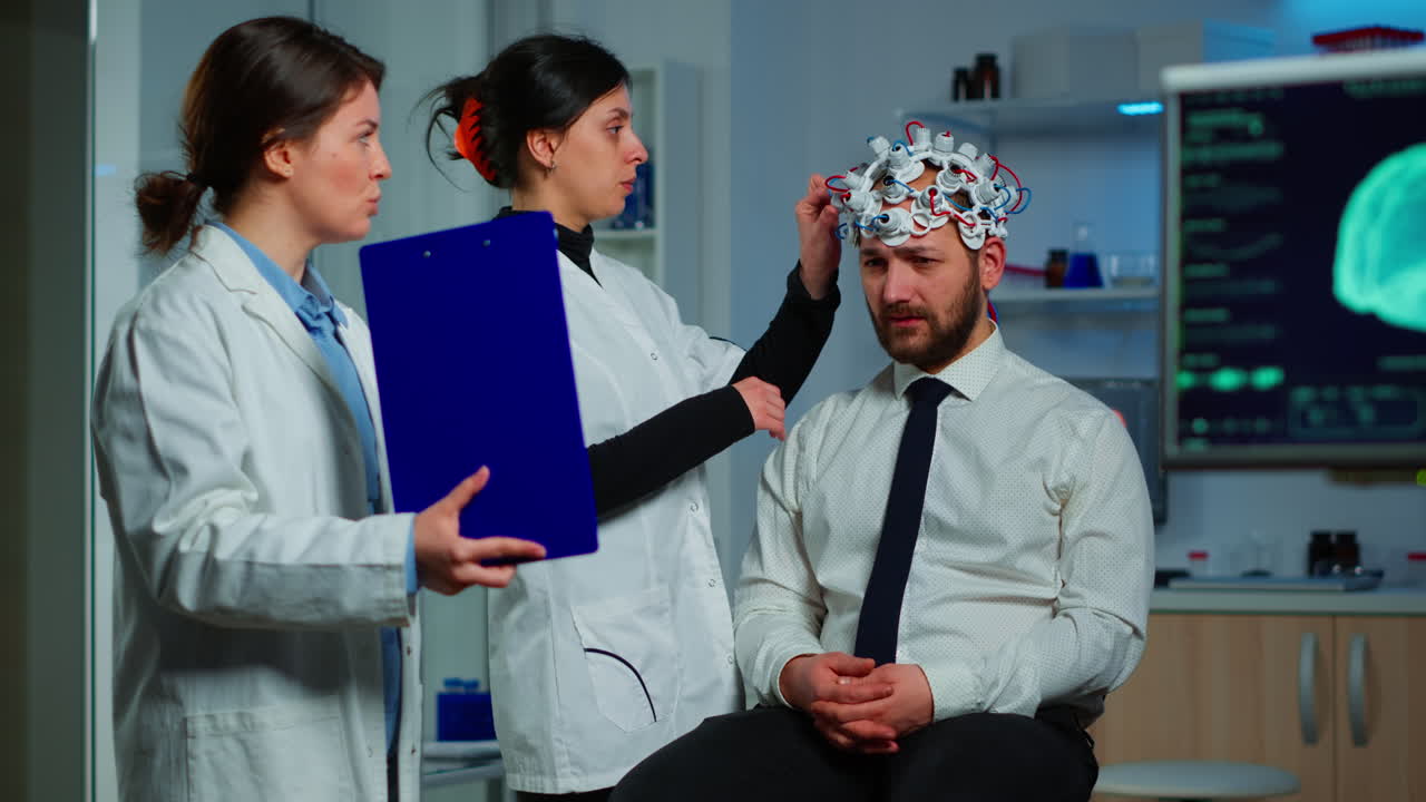 médico de neurociencia mostrando en el clipboard el tratamiento contra la enfermedad cerebral