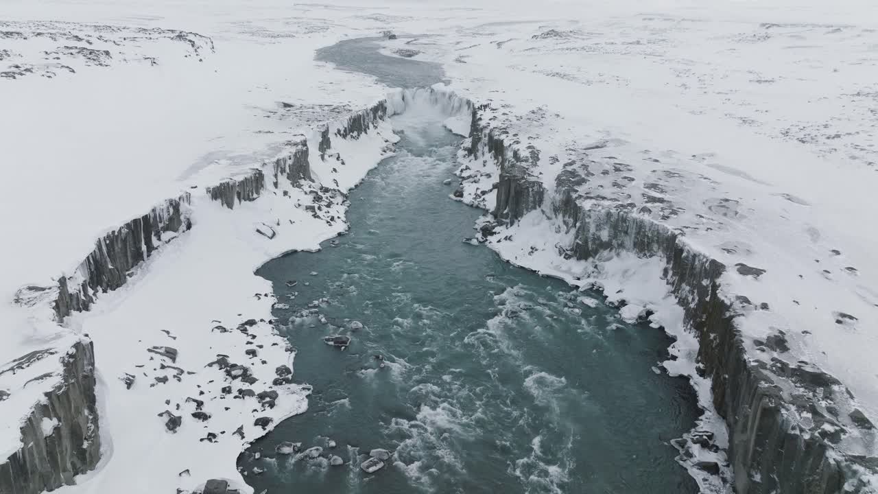 눈 아이슬란드 풍경의 강력한 데티포스 폭포 - 공중 틸트 업 공개