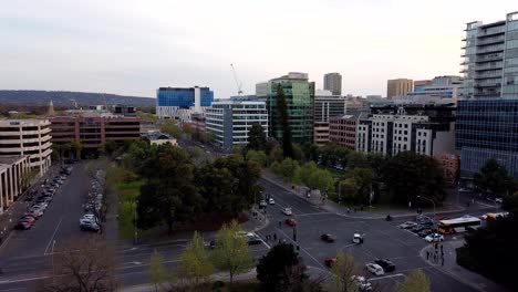 la puesta de sol sobre las calles de adelaide y luego en la tarde