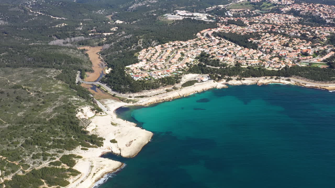 Veduta aerea dell'Anse de Boumandariel in una giornata di sole, costa mediterranea, Sausset-les-Pins.
