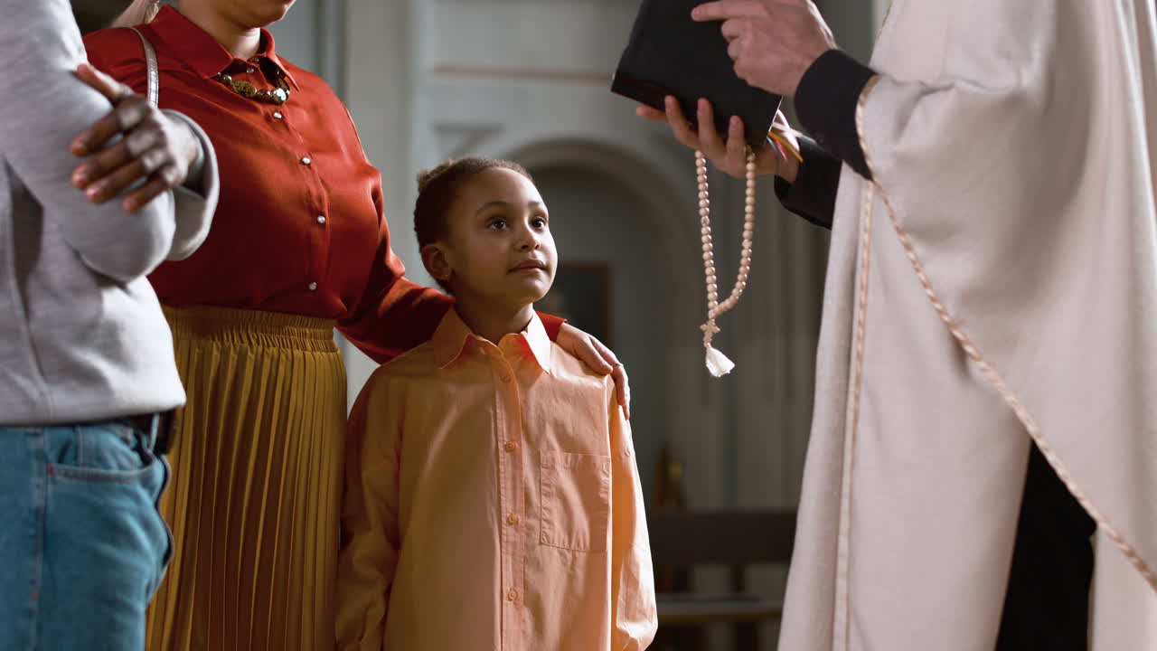 familia en la iglesia el domingo