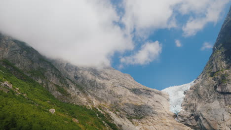 glaciar briksdal en el verano el hielo permaneció solo en la cima de la montaña por la que el glaciar es conocido