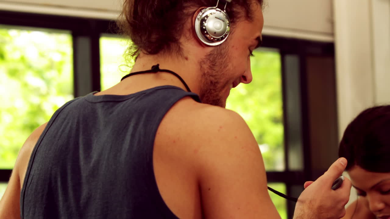 entrenador sonriente ayudando a una mujer en forma