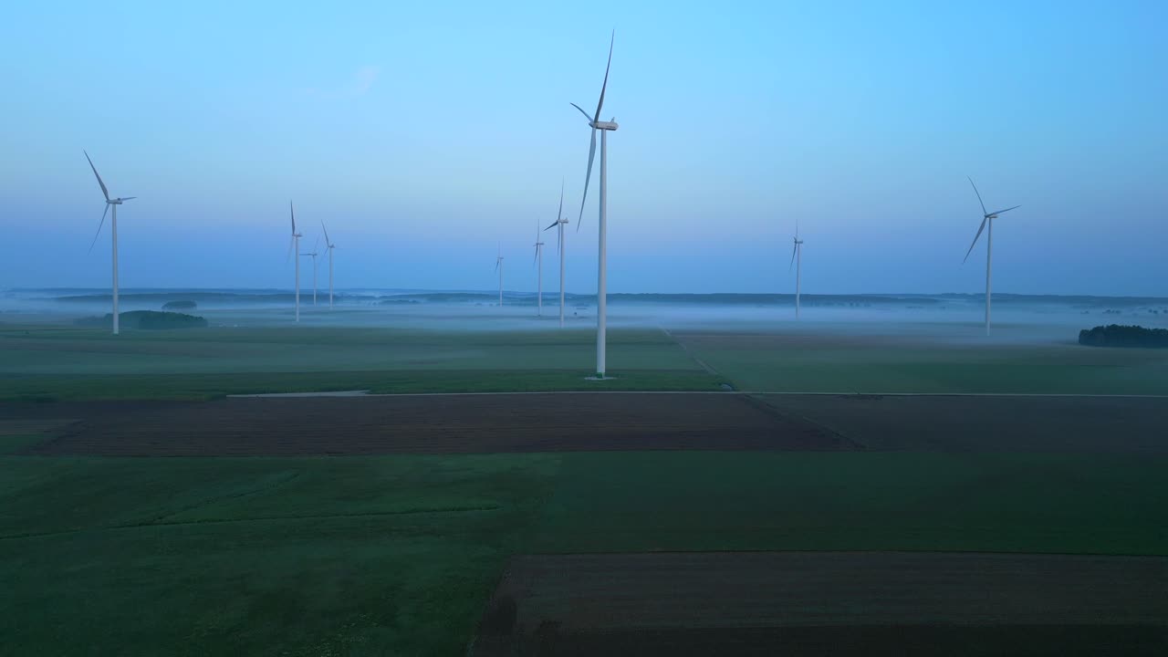 파란 시간 동안 해가 뜨기 전에 풍력 터빈 농장