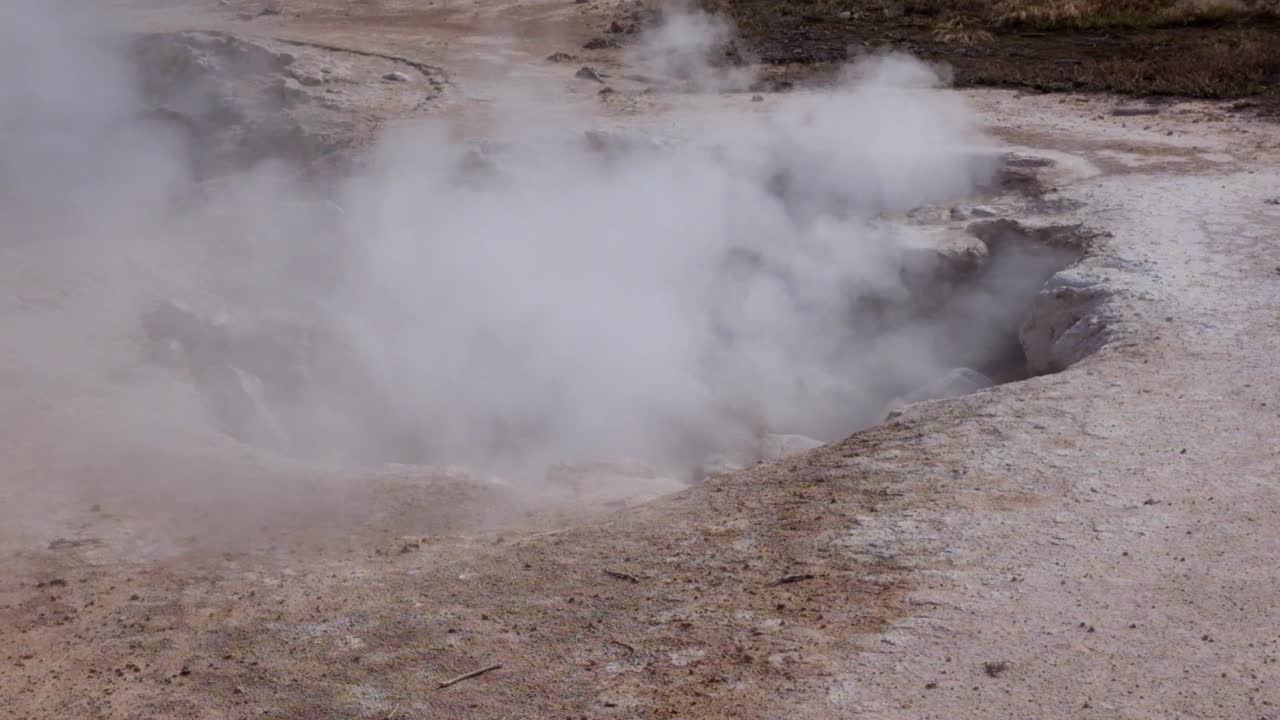vapor saliendo de cráteres en el parque nacional de yellowstone
