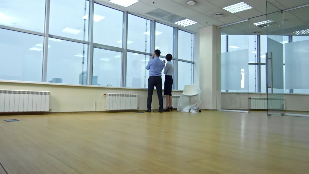 colegas hablando y bebiendo café en la nueva oficina vacía