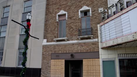 teatro estatal abandonado en anderson, indiana con panorámica de video de izquierda a derecha en cámara lenta de cerca