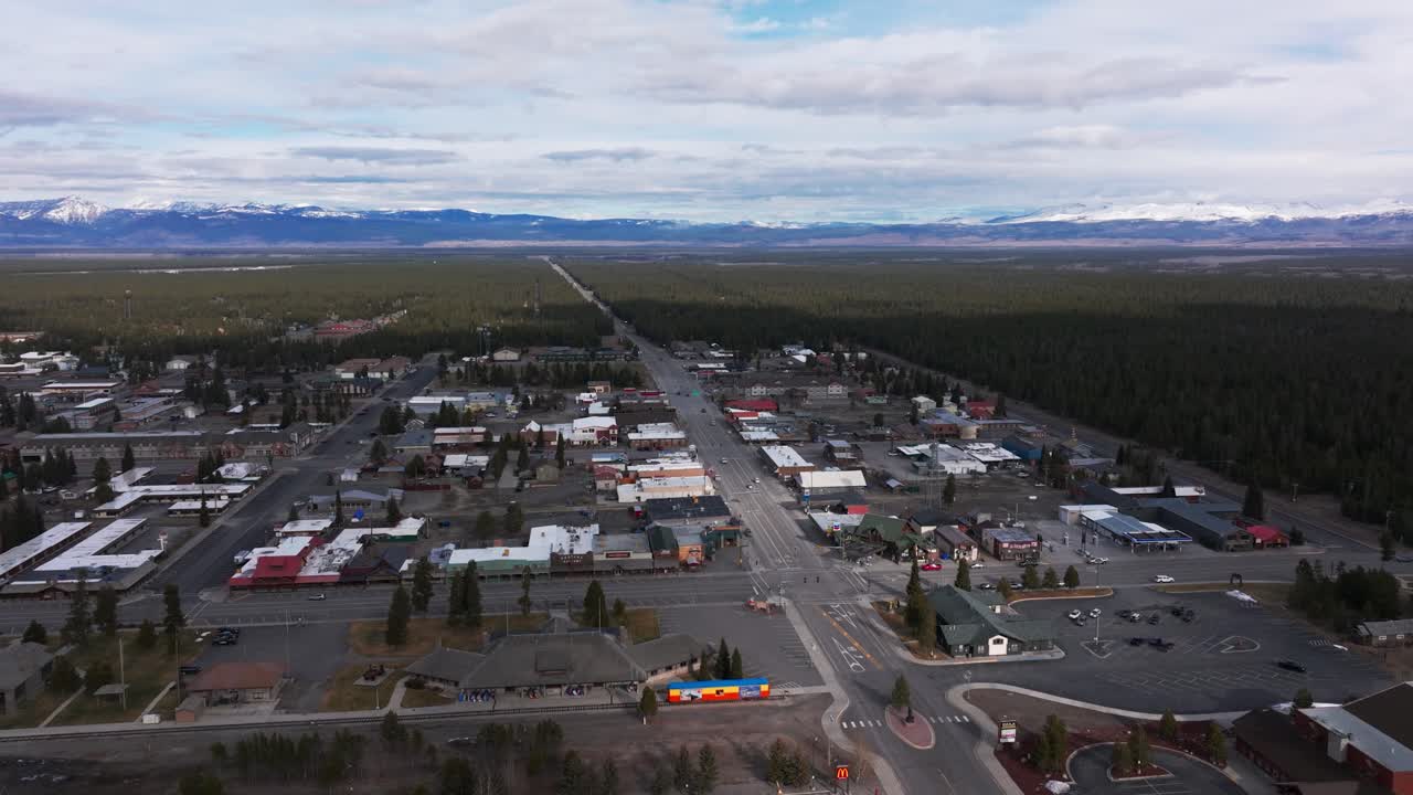 drone disparado panorámica a la izquierda del centro oeste de yellowstone en el otoño
