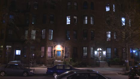 Street-level-shot-of-building-exteriors-in-Brooklyn-at-night