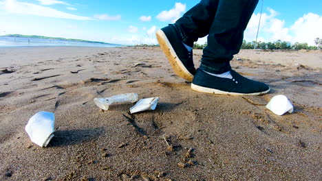 basura en la playa un hombre tira todo su