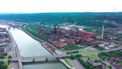 Luftaufnahme-Einer-Verlassenen-Stahlfabrik-Mit-Städtischem-Hintergrund