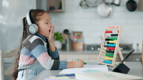 escuela, bostezando y cansado niño con tableta