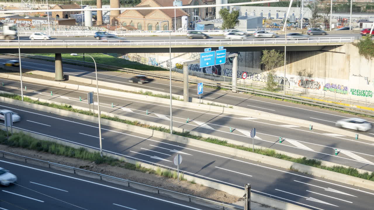 저녁 퇴근 시간 바르셀로나 고속도로의 교통 흐름 타임랩스