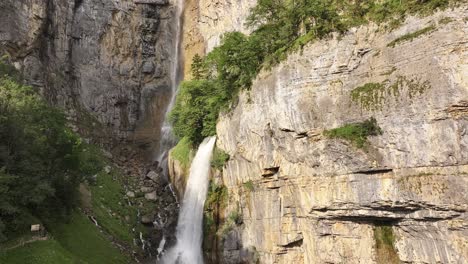 Drei-Wasserfälle-In-Der-Nähe-Des-Dorfes-Betlis,-Die-In-Den-Walensee-Im-Schweizer-Kanton-St.-Fallen