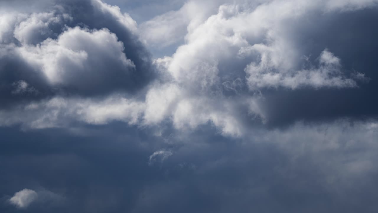 nubes y cortinas de lluvia cierran el lapso de tiempo