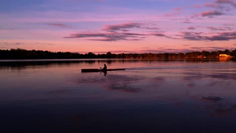 Silhouette-Eines-Mannes-Im-Kajak,-Der-Während-Der-Goldenen-Morgenstunde-Auf-Dem-Ruhigen-Ontariosee-Gleitet