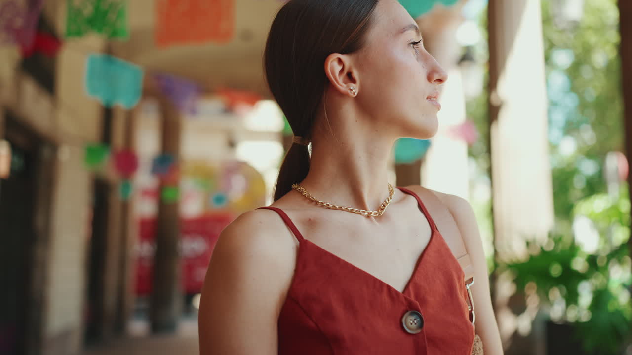 밖에서 드폰을 사용하는 젊은 여성