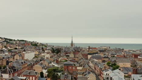 vista aérea de una ciudad costera