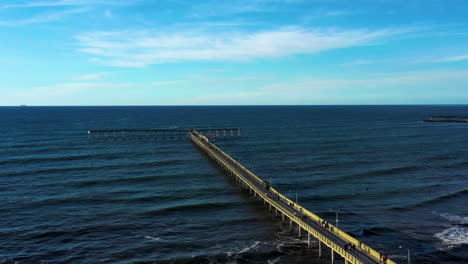 vuelo de drones despegando del muelle de ocean beach en san diego en un hermoso día