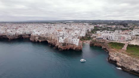 vista aérea de polignano, una ciudad en la costa rocosa italiana, puglia, italia