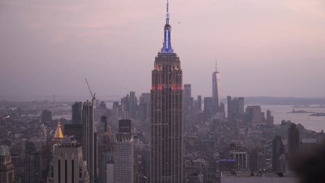 Icónico-Edificio-Empire-State-Al-Atardecer-Después-Del-Atardecer-En-La-Ciudad-De-Nueva-York-En-Cámara-Lenta