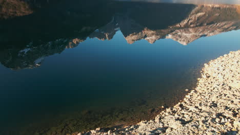 fascinantes reflexiones sobre las tranquilas aguas del lago molveno en trentino, italia