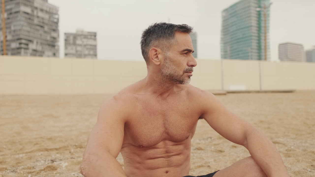 Hombre sentado en la playa