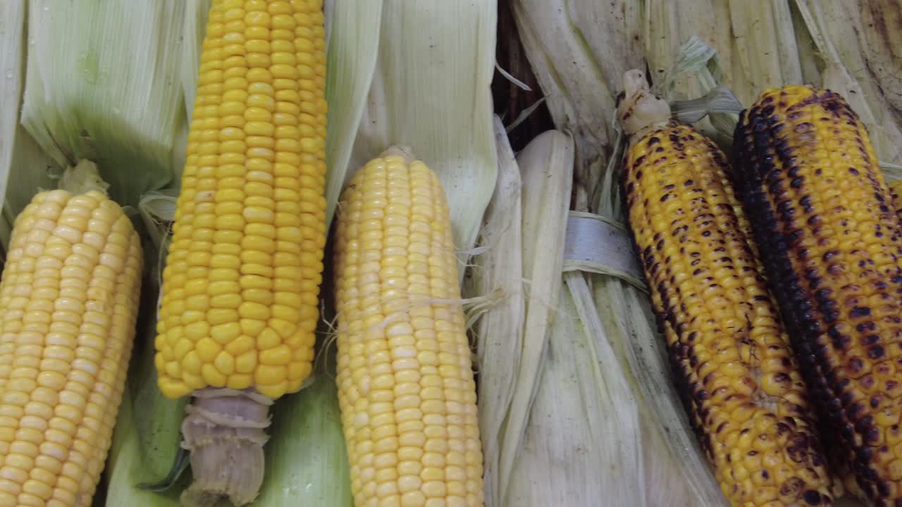 display de maíz dulce para la venta en la calle en turquía,