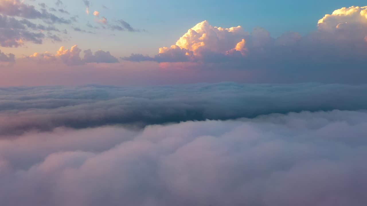 늦은 태양과 함께 구름 위를 날아다니고. 해가 뜨거나 해가 지면 다채로운 하늘 배경.