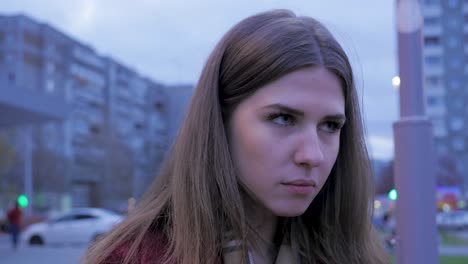 young woman eating snack in the city